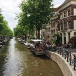 Une terasse d un café sur un canal à Amsterdam