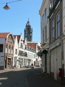 Middelburg rue du centre ville avec vue sur le clocher de l'Hotel de ville