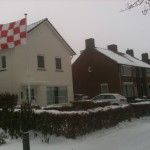 Tilburg sous le neige avec le drapeau du Brabant